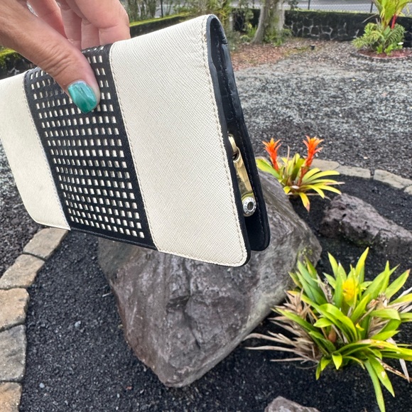 Henri Bendel New York Zip Around Wallet Black & Cream Gold Hardware - Picture 5 of 14